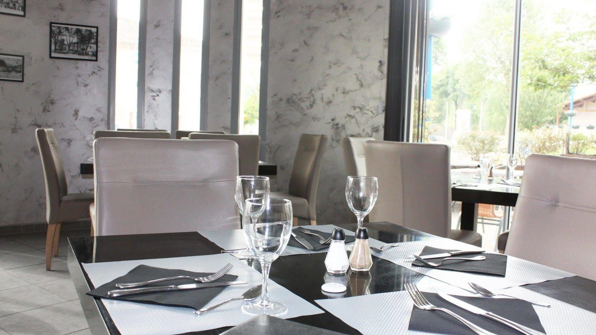Hotel Le Midi Montaigu-de-Quercy ภายนอก รูปภาพ